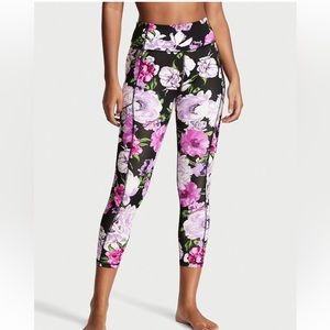 VICTORIA'S SECRET
Essential Pocket Legging